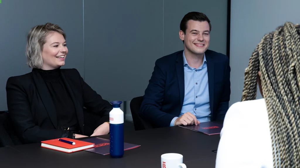 Verplichte registratie werkende vennoten en helpers in de KBO